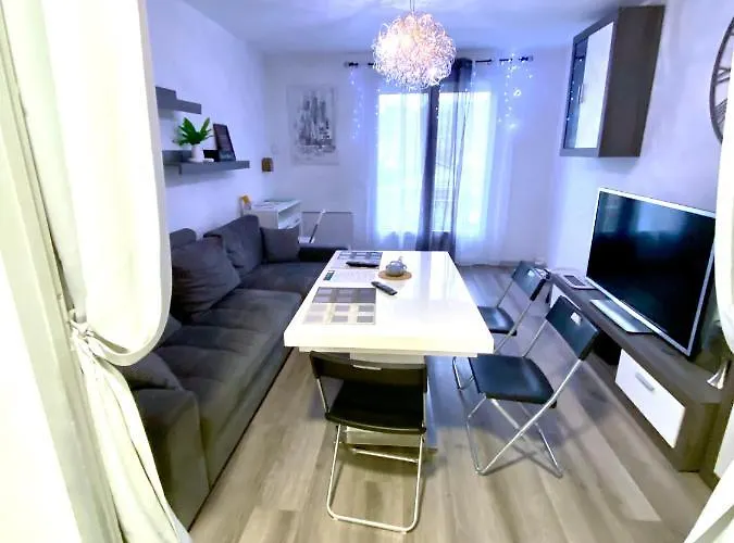 Le Cafe Charmant, Appartement Dans Immeuble Avec Parking Barriere, Balcon