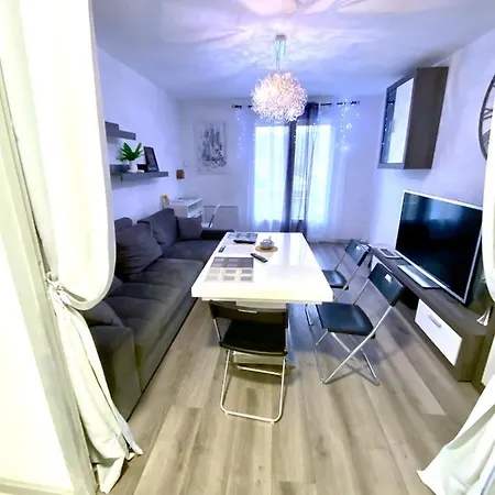 Le Cafe Charmant, Appartement Dans Immeuble Avec Parking Barriere, Balcon LʼArbresle Extérieur photo