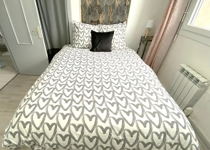 Le Cafe Charmant, Appartement Dans Immeuble Avec Parking Barriere, Balcon