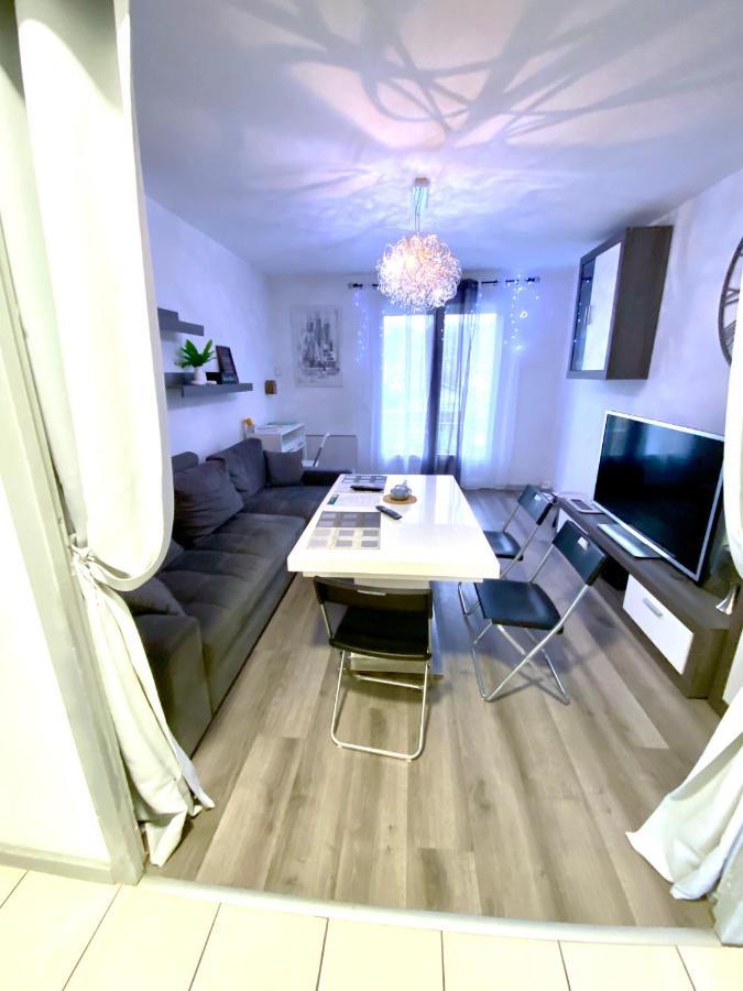Le Cafe Charmant, Dans Immeuble Avec Parking Barriere, Balcon Apartment L'Arbresle